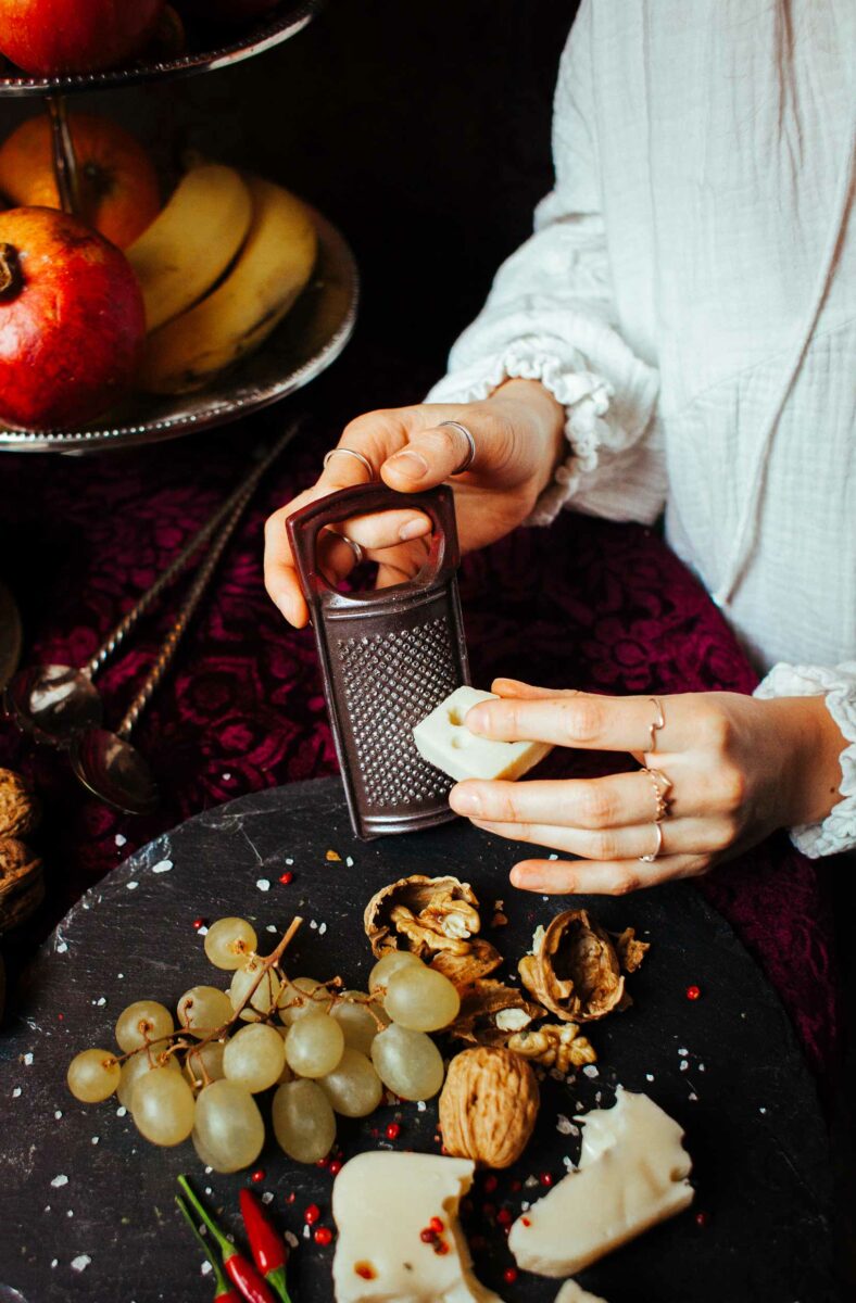 Cheese grater with cheese