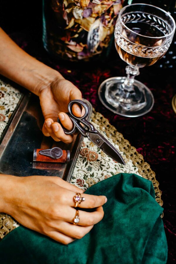 Scissors with a spool of thread