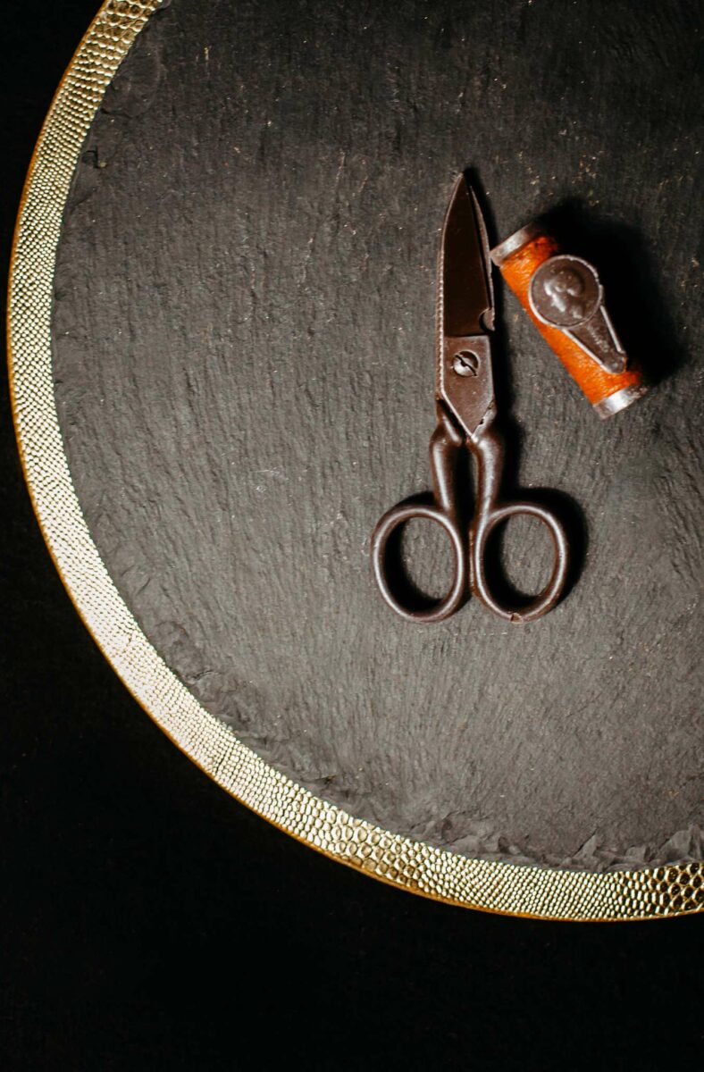 Scissors with a spool of thread