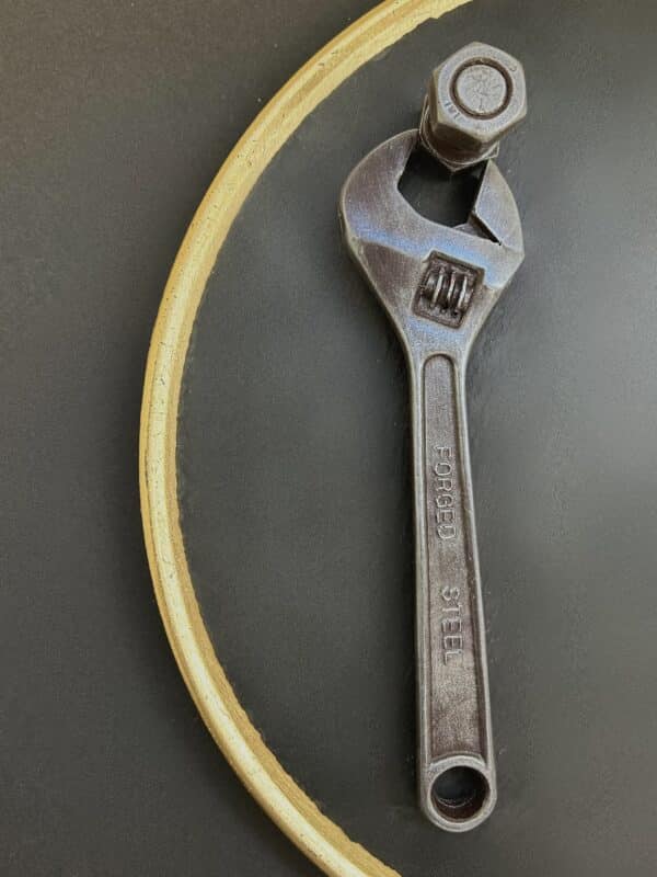 Monkey wrench with a screw