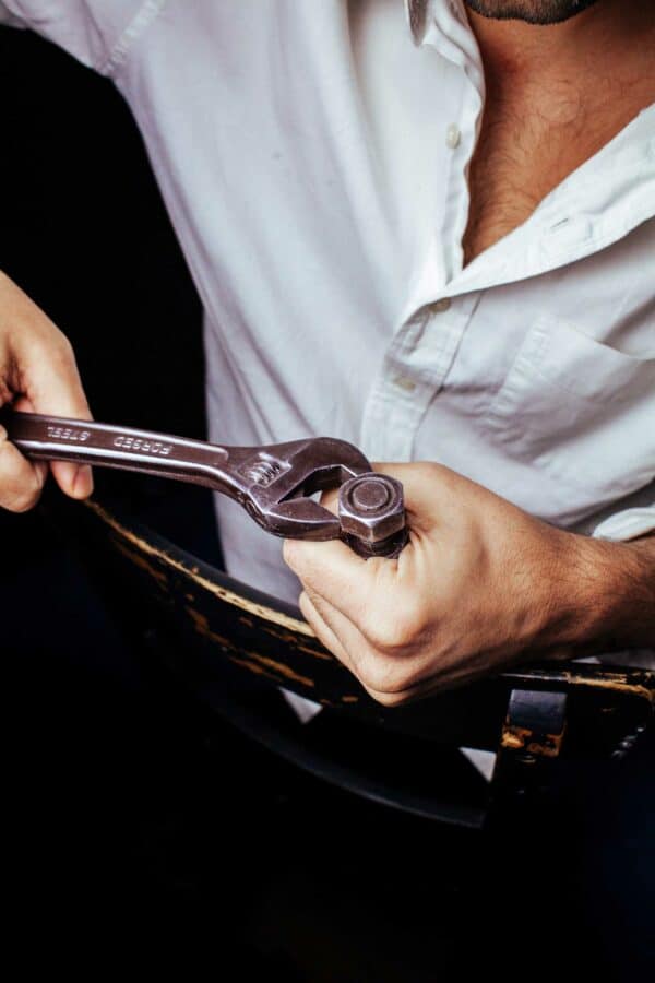 Monkey wrench with a screw
