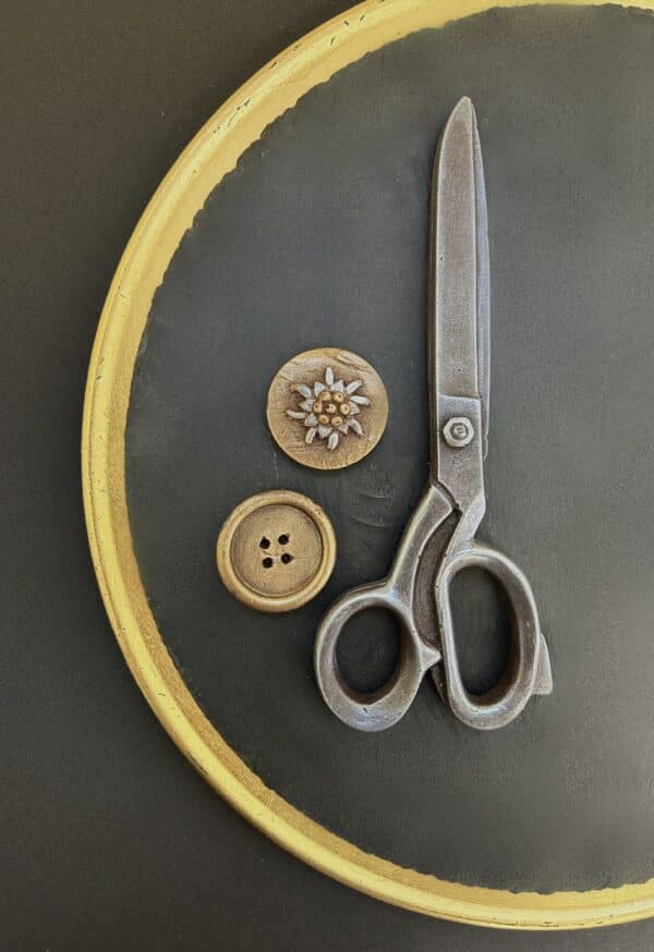 Scissors with buttons small