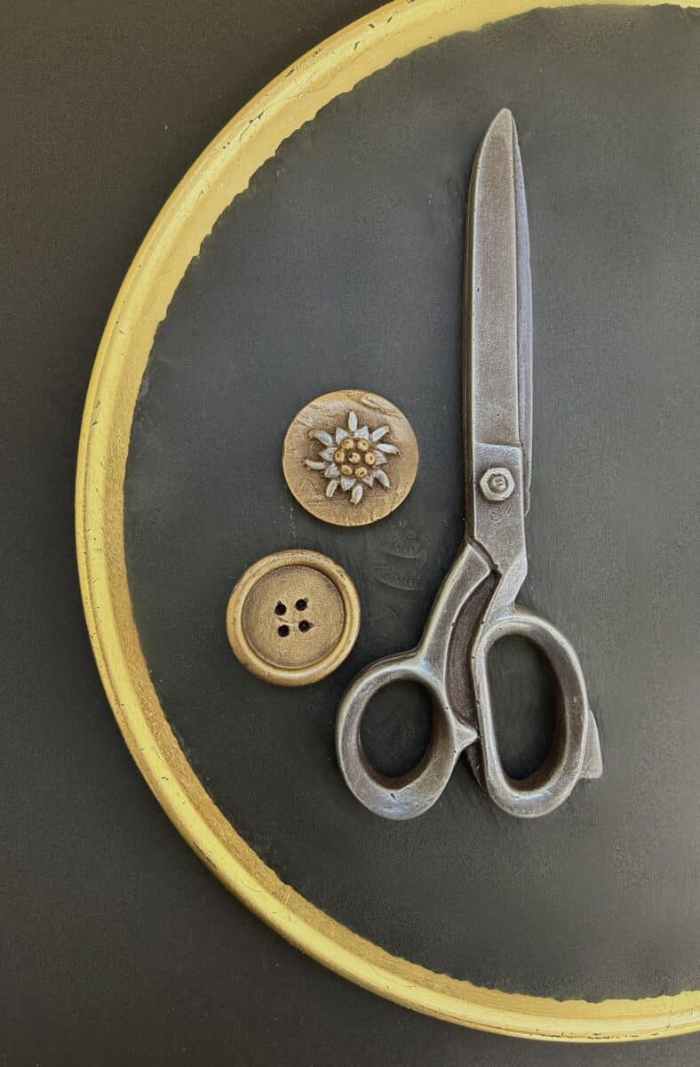 Scissors with buttons small