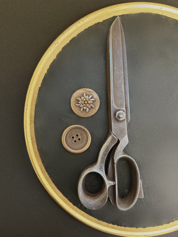 Scissors with buttons large