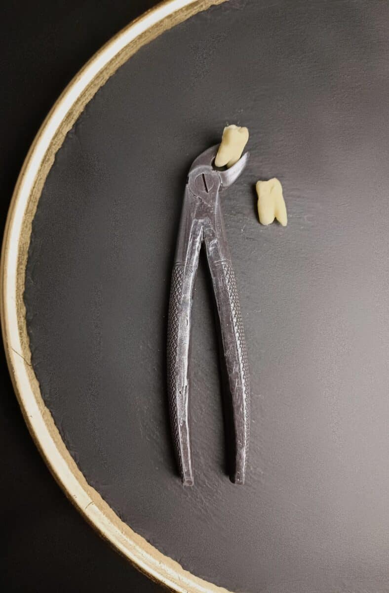 Dental pliers with teeth