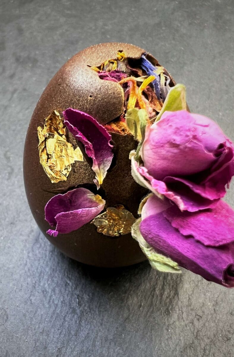 Easter egg standing